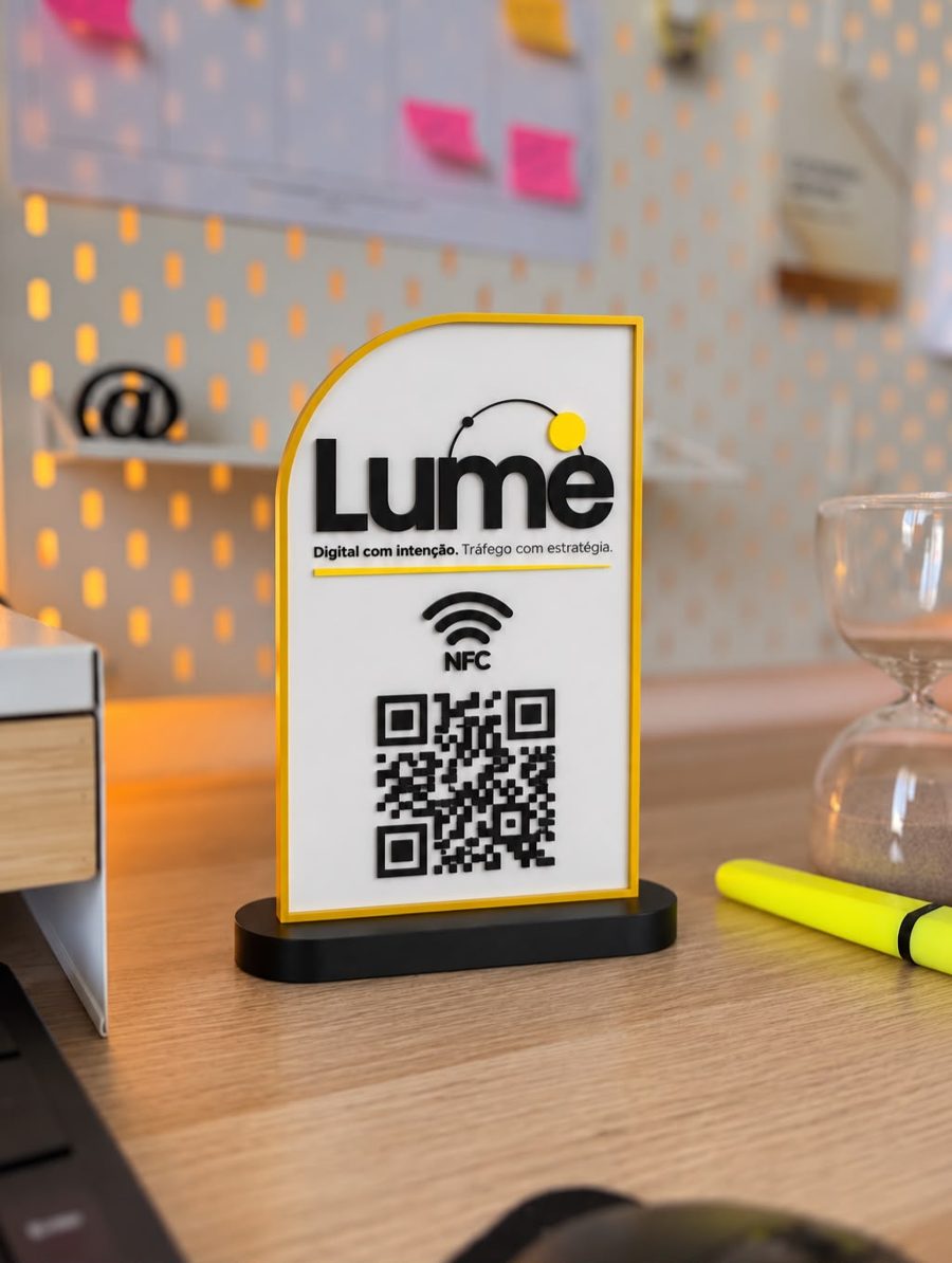 Placa NFC com a marca Lume pousada numa secretária
